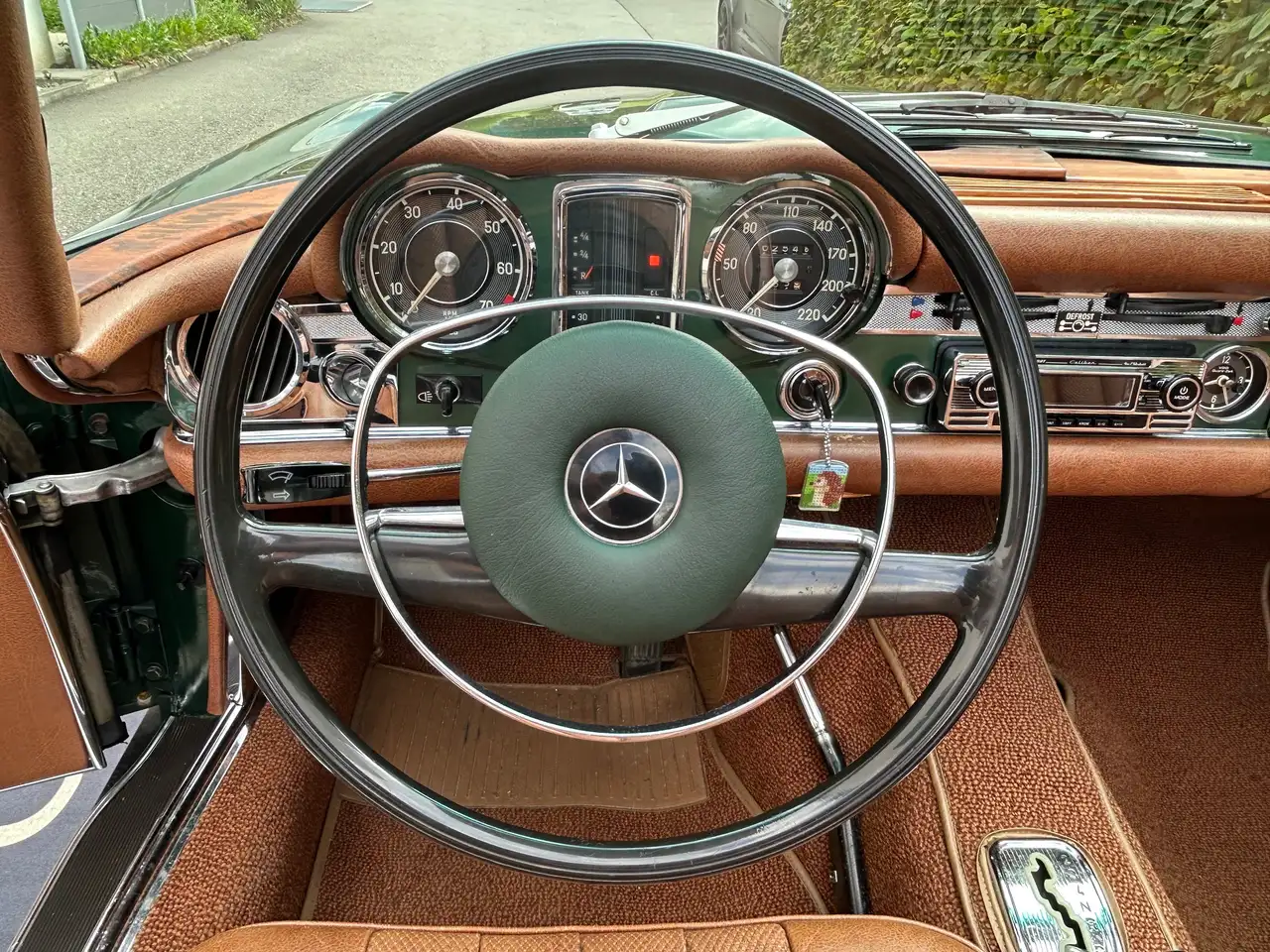 Mercedes-Benz SL 280 "Pagode", elegante Farbkombination, foto 12