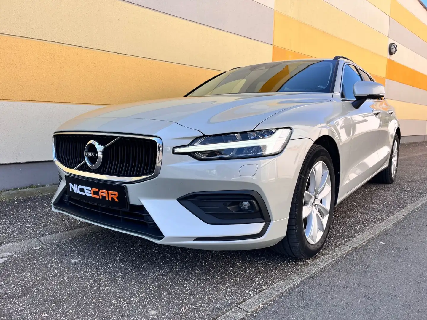 Volvo V60 B4Momentum Pro ACC*NAVI*LED*LENKRADH*KEYLESS Silber - 1