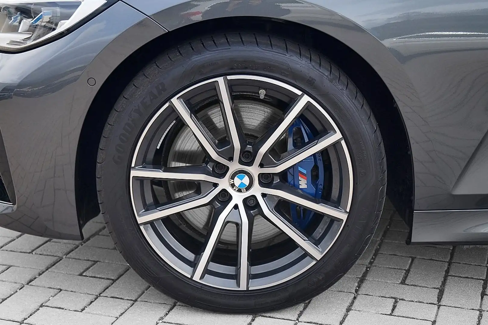 BMW 330 i xDrive Touring M Sport Head-Up AHK Glasdach Kame Grau - 2