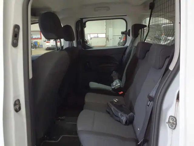 Peugeot Rifter view 13