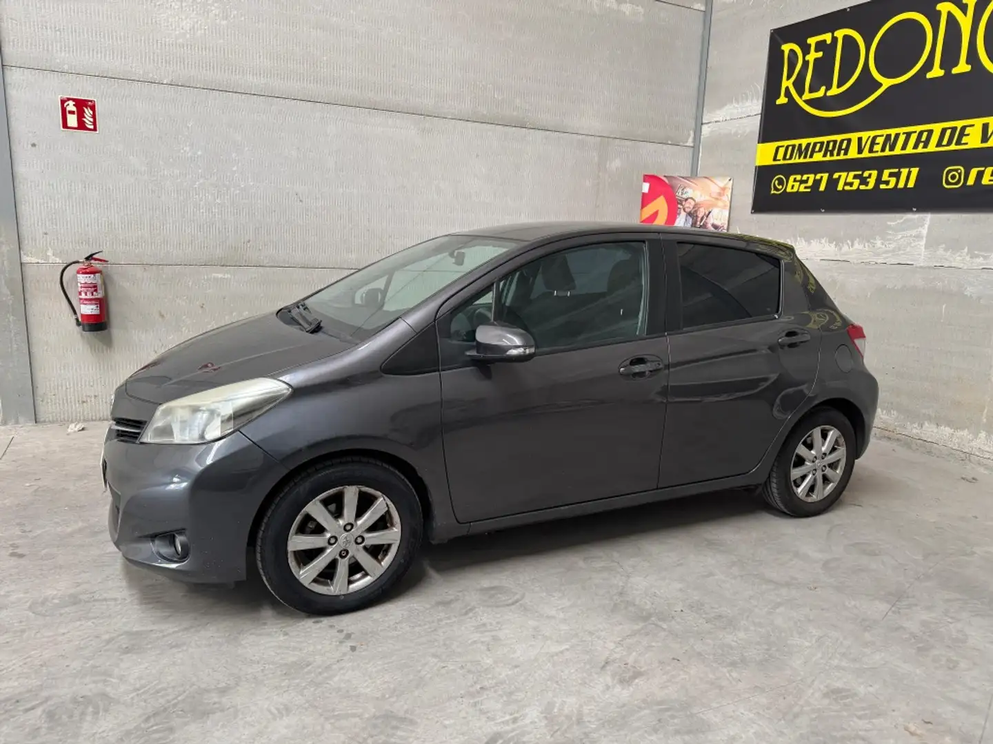 Toyota Yaris 1.0 Live Gris - 2