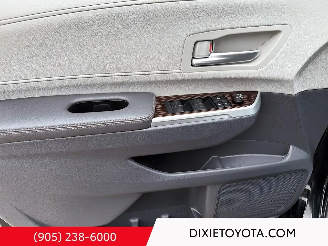Toyota Sienna снимка Toyota Sienna