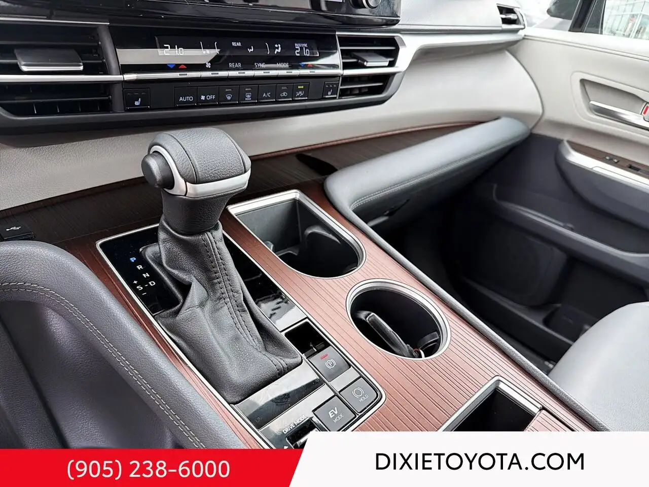 Toyota Sienna снимка Toyota Sienna