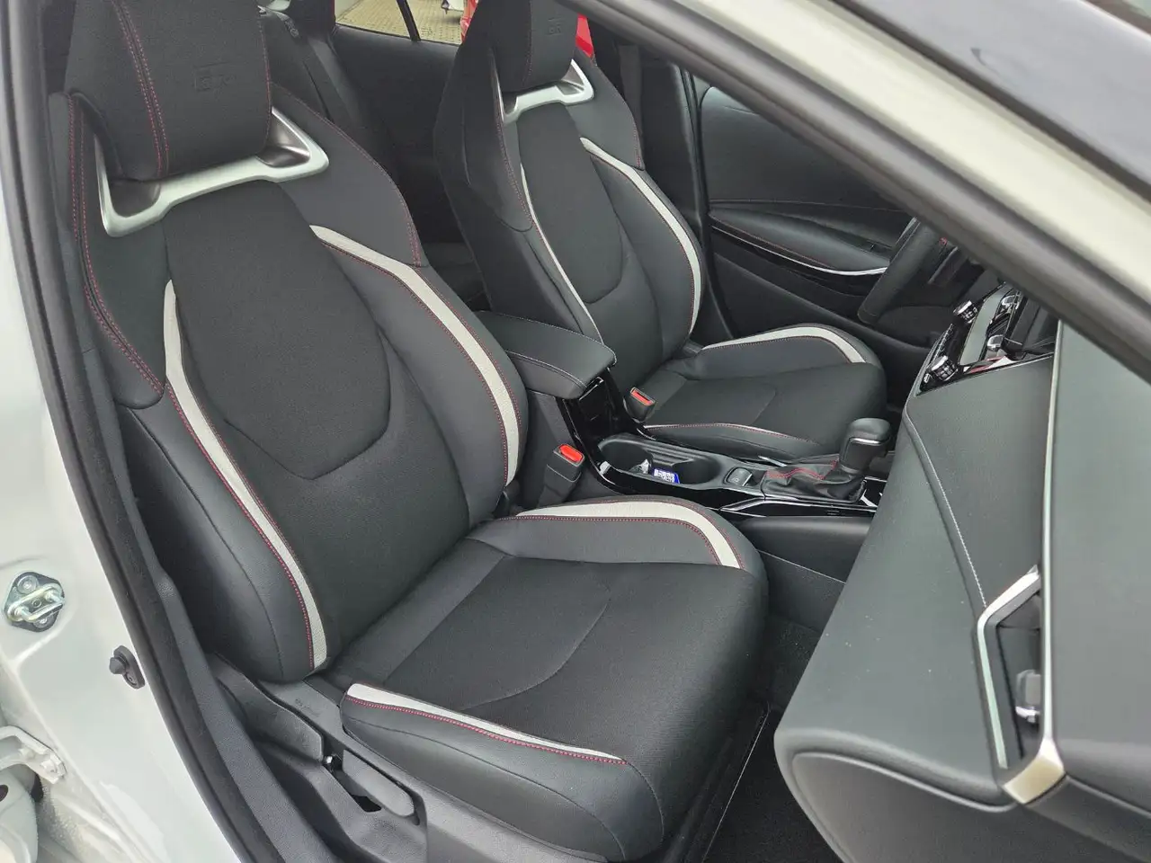 Toyota Corolla TS 2,0l Hybrid GR Sport 13