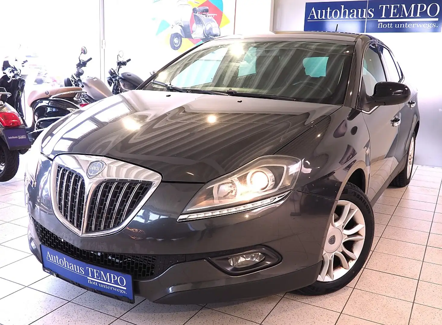 Lancia Delta Gris - 1