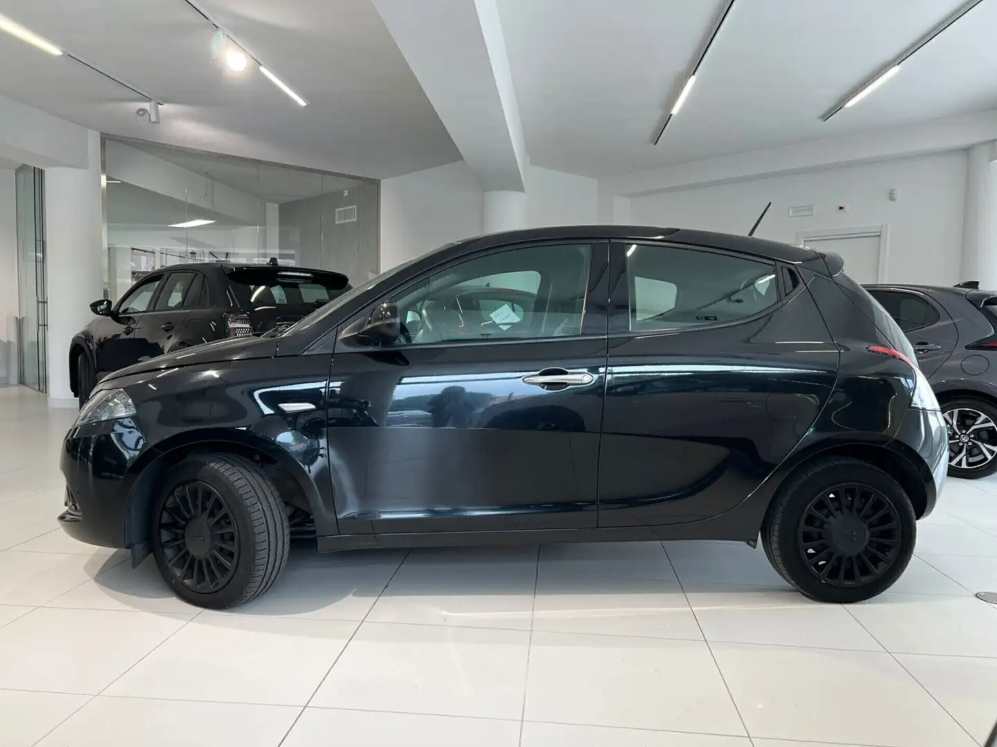 Lancia Ypsilon 1.0 FireFly 5 porte S&S Hybrid Silver Zwart - 2