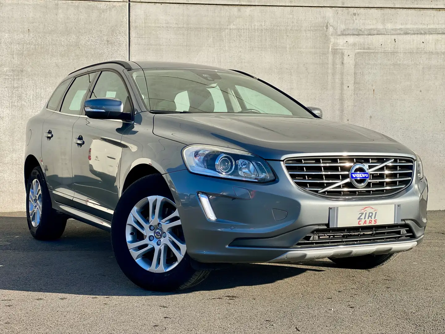 Volvo XC60 XC60 D3 Geartronic Kinetic Gris - 2