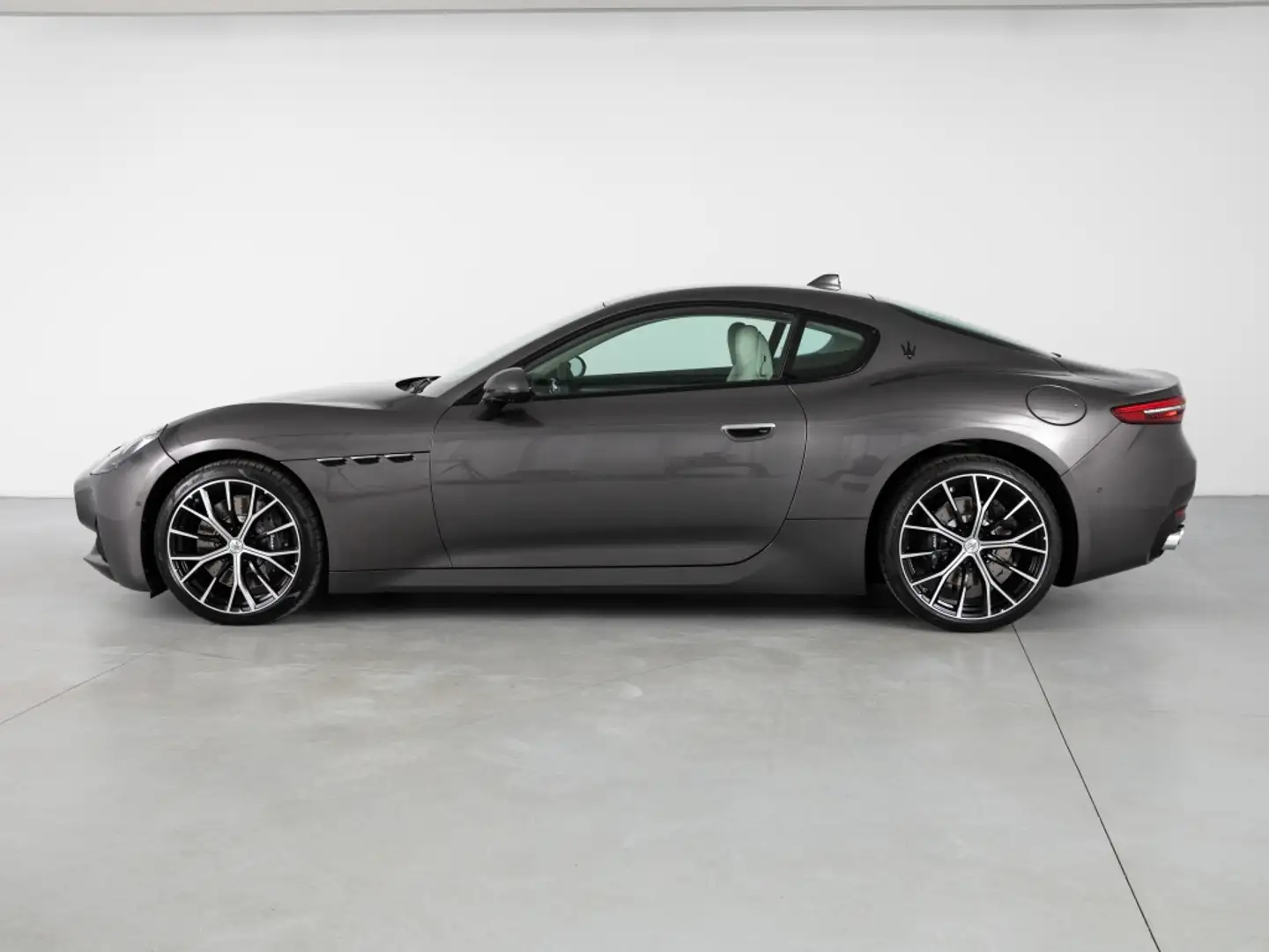 Maserati GranTurismo Aut. 490 AWD Gris - 2