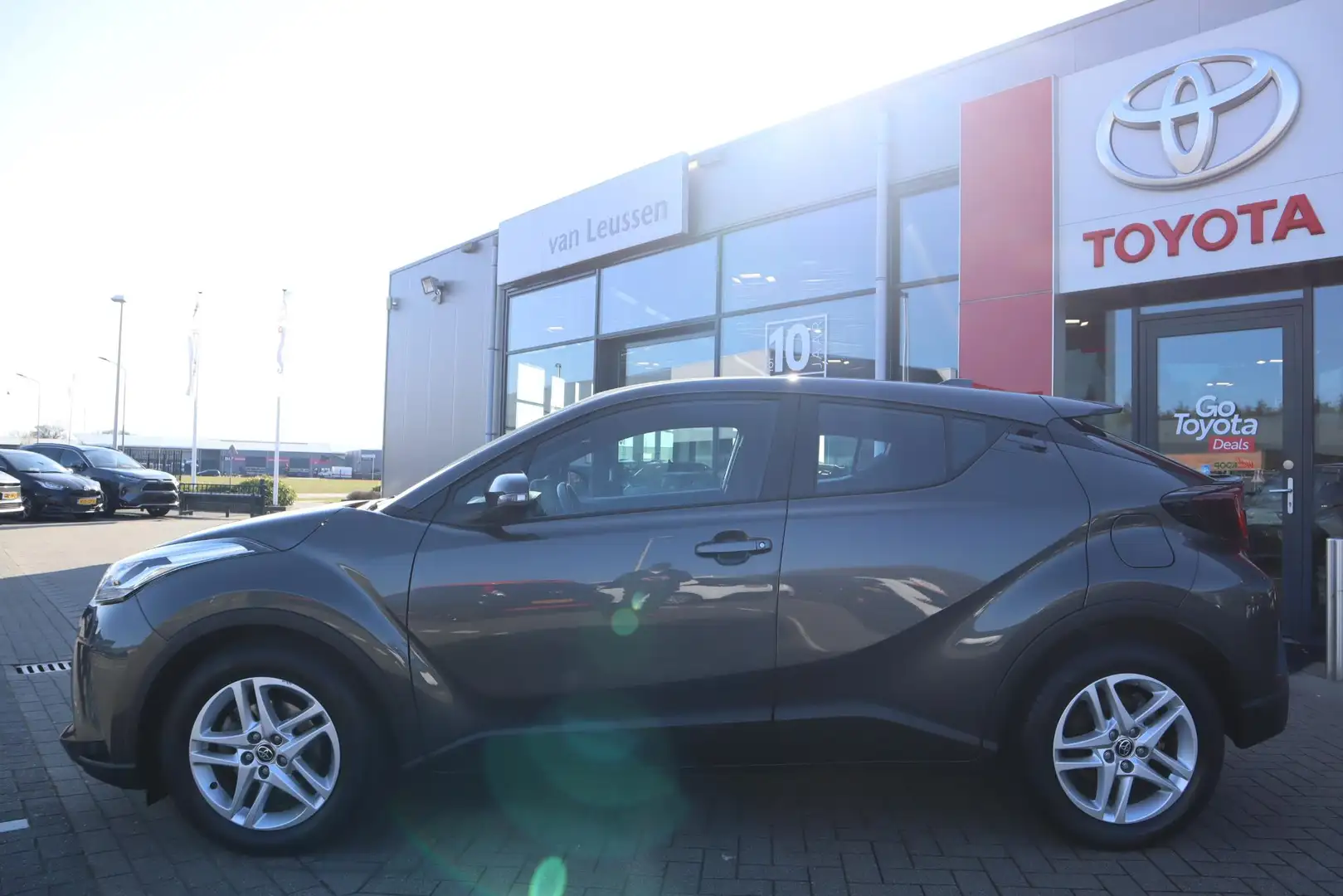 Toyota C-HR 1.8 HYBRID AD-CRUISE CAMERA LM-VELGEN NAVI STOELVE Grijs - 2
