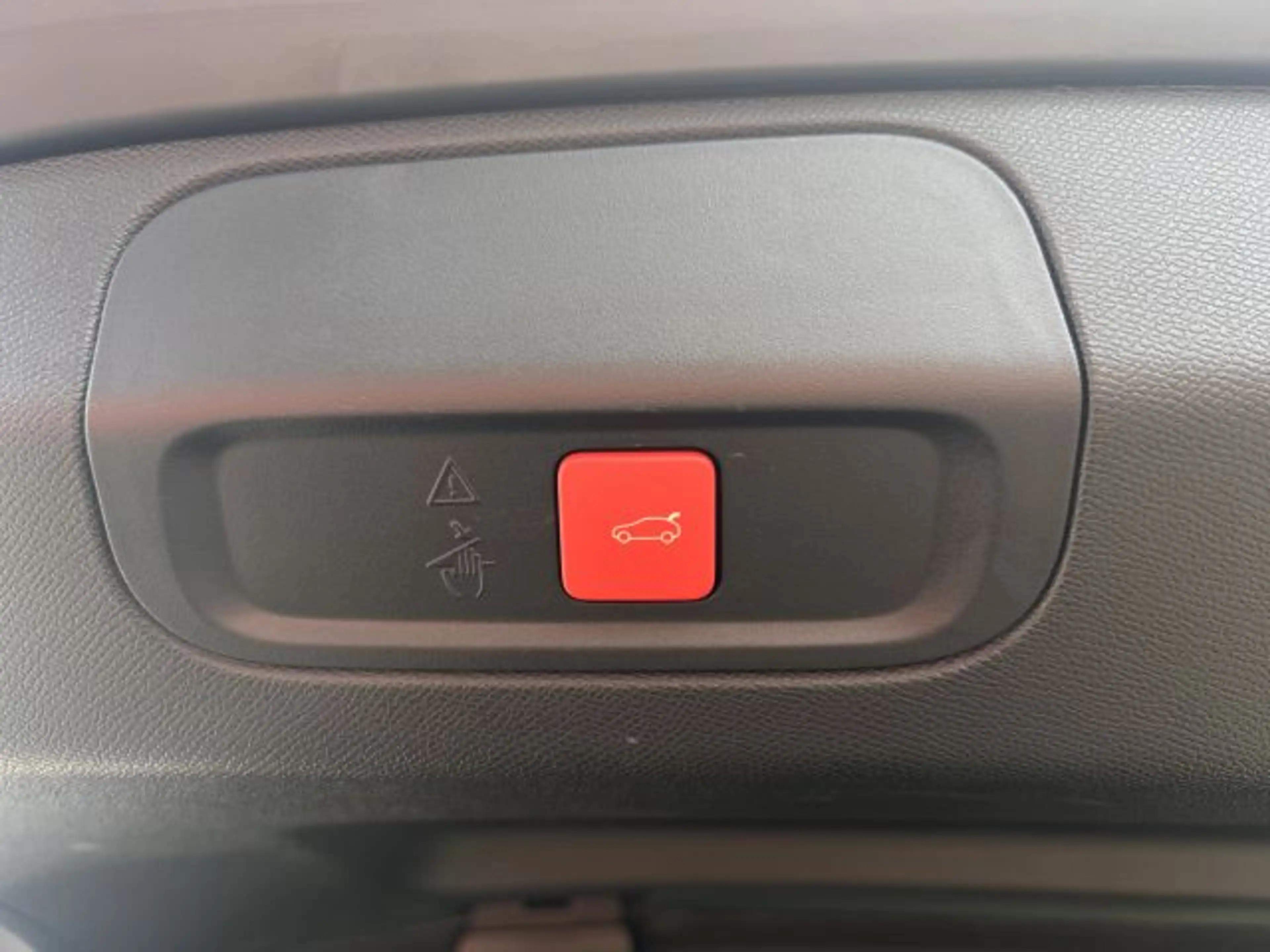 Peugeot 408 GT Hybrid 225 e-EAT8 — photo 13