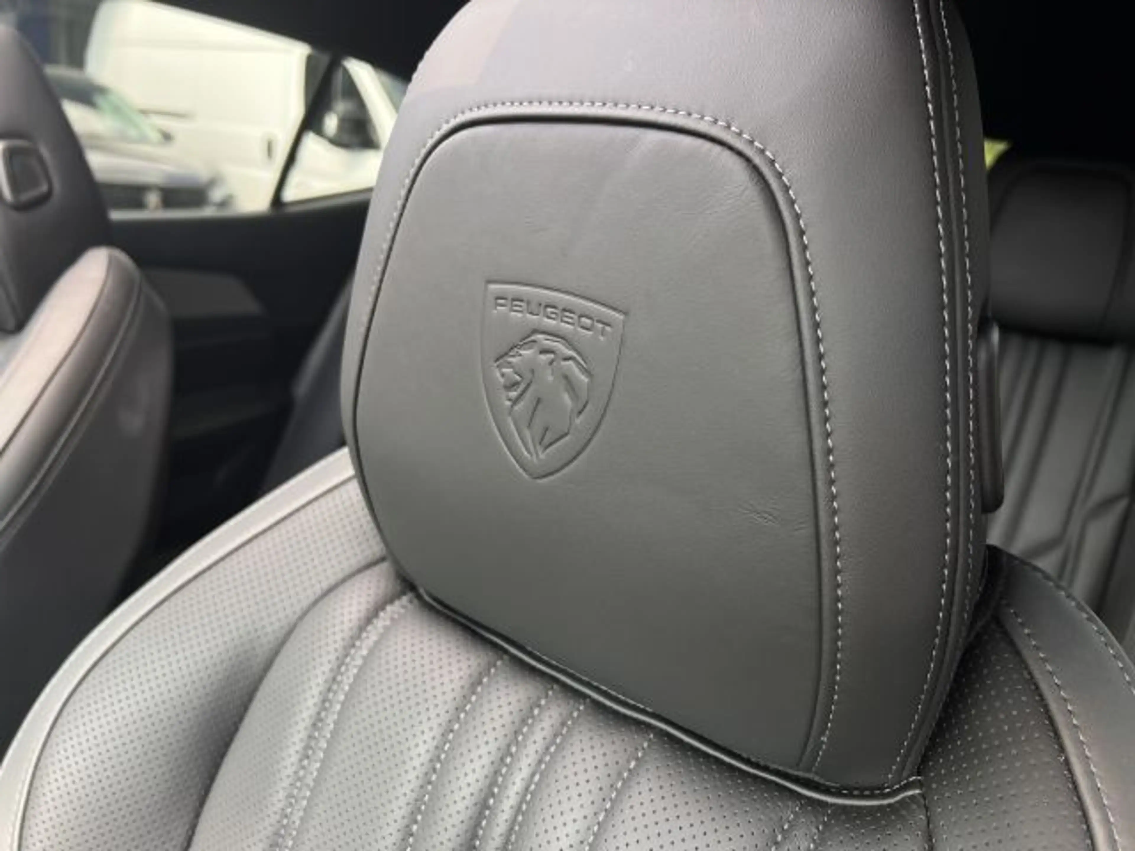 Peugeot 408 GT Hybrid 225 e-EAT8 — photo 11