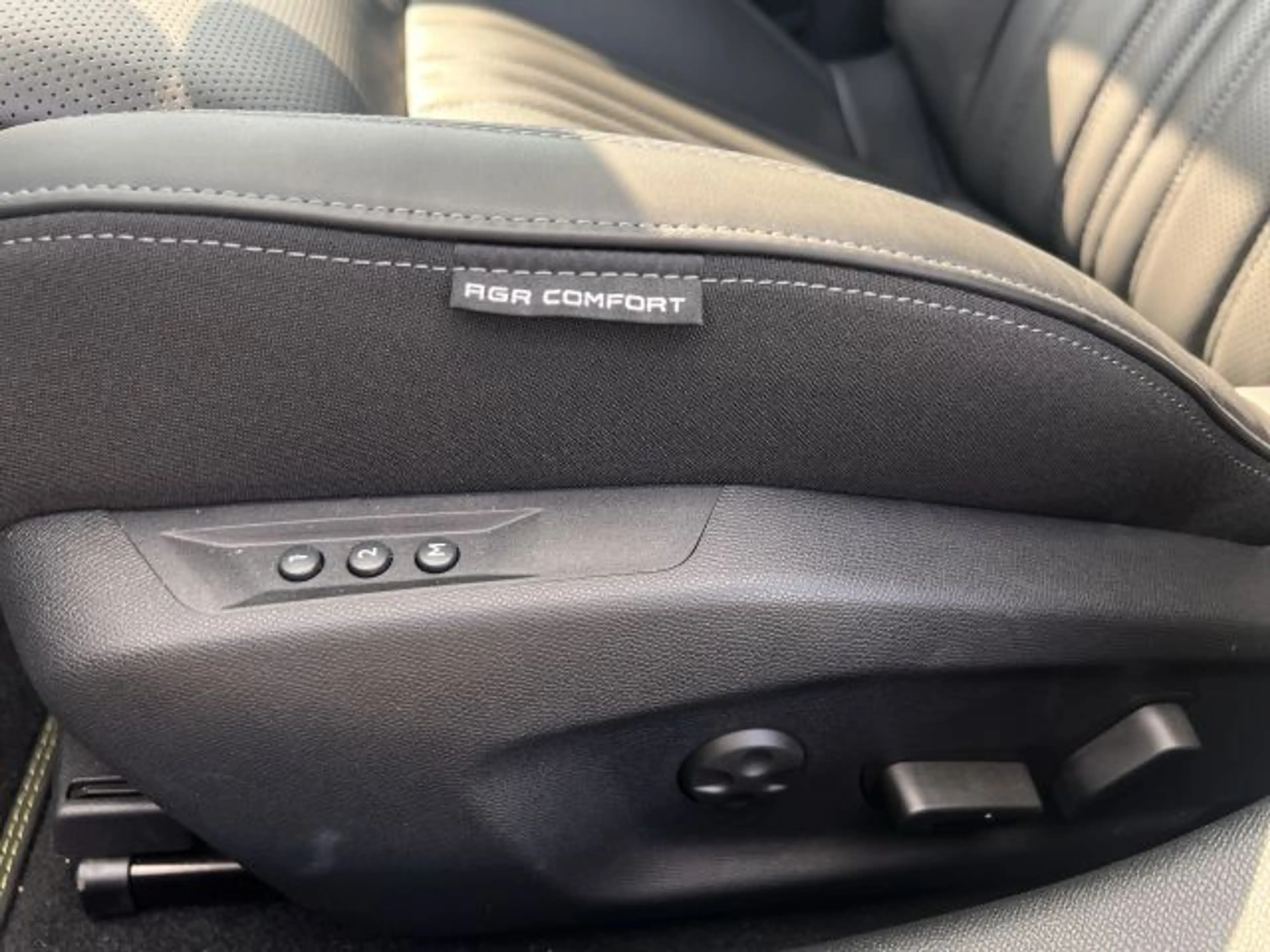 Peugeot 408 GT Hybrid 225 e-EAT8 — photo 12