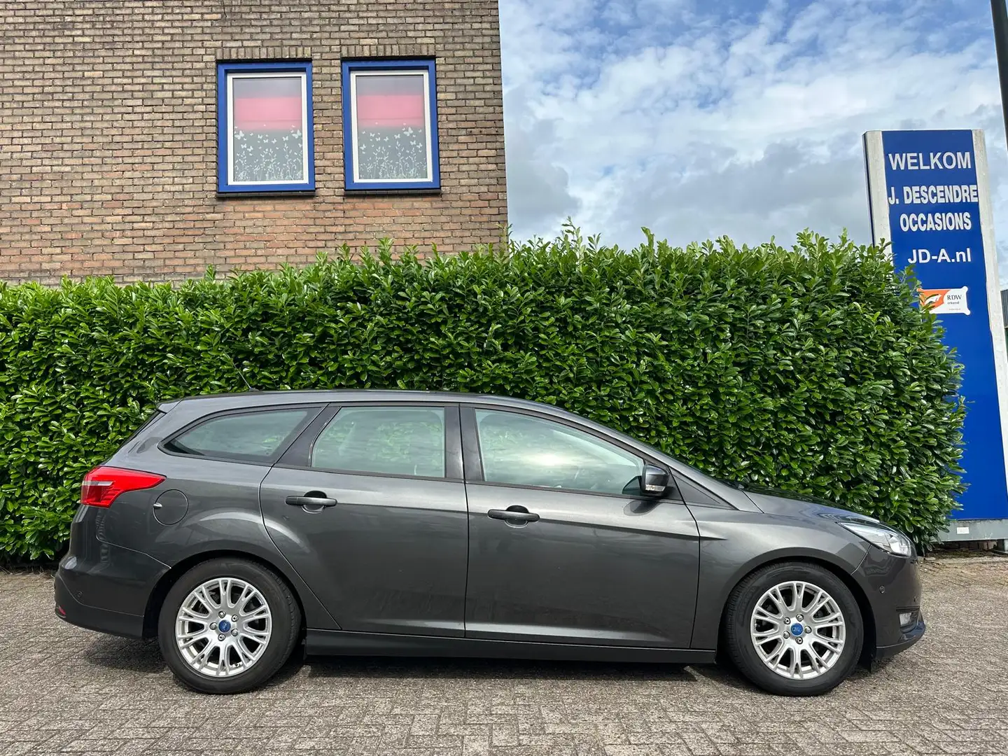 Ford Focus Wagon 1.0 Edition Cruise C, Navigatie, Airco!!!! D Grau - 2