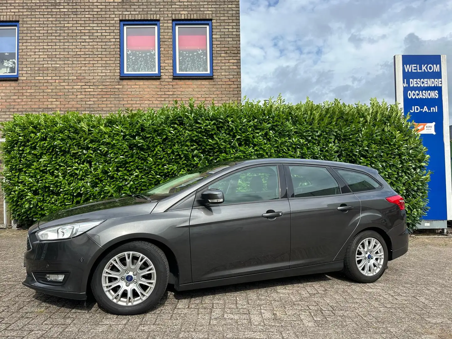 Ford Focus Wagon 1.0 Edition Cruise C, Navigatie, Airco!!!! D Grau - 1