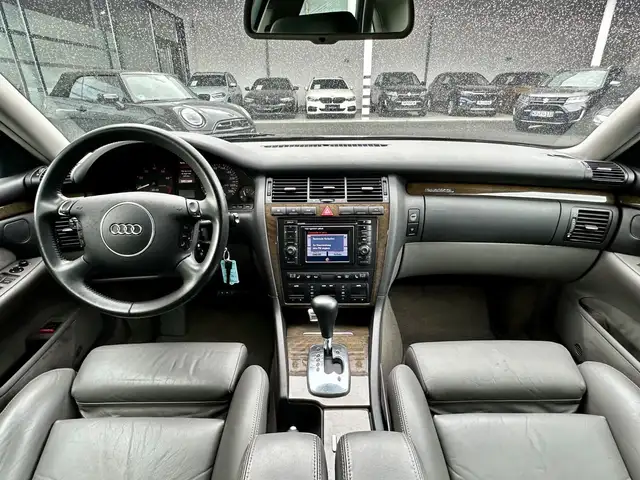 Audi S8 view 14