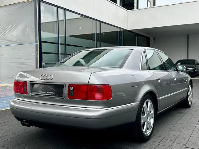 Audi S8 view 4