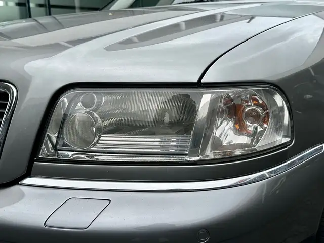 Audi S8 view 11