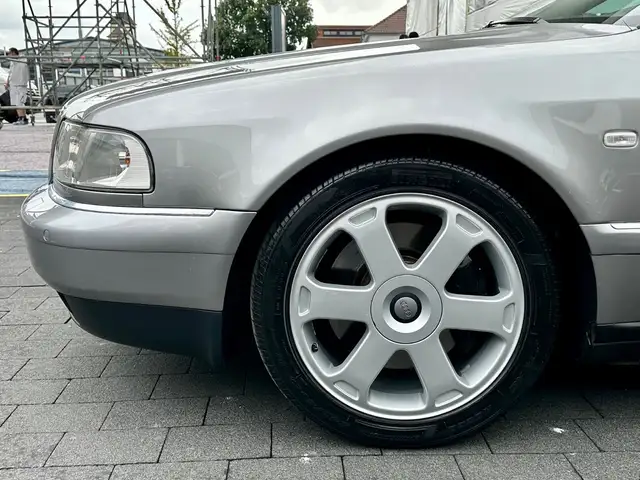 Audi S8 view 10