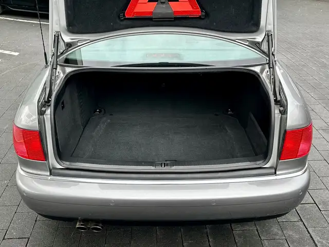Audi S8 view 9