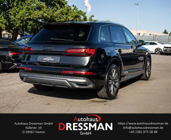 Audi Q7 view 4