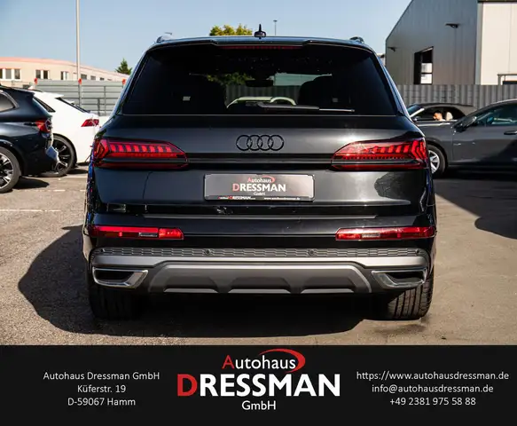Audi Q7 view 5