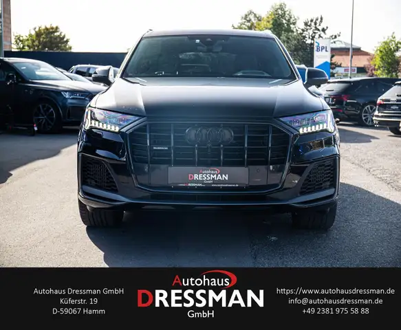 Audi Q7 view 2