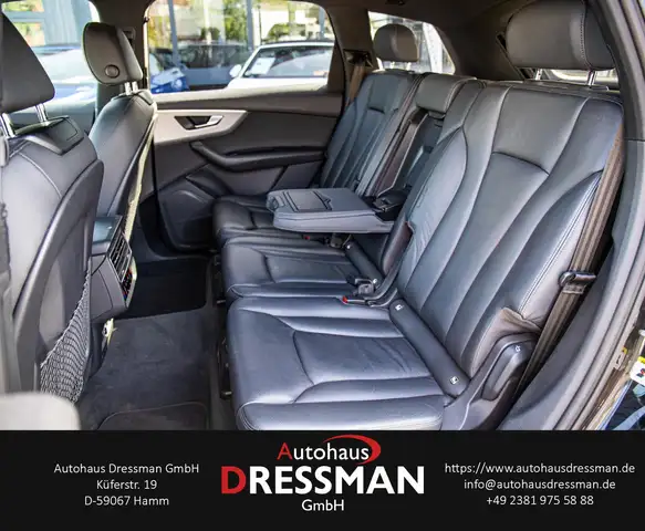 Audi Q7 view 12