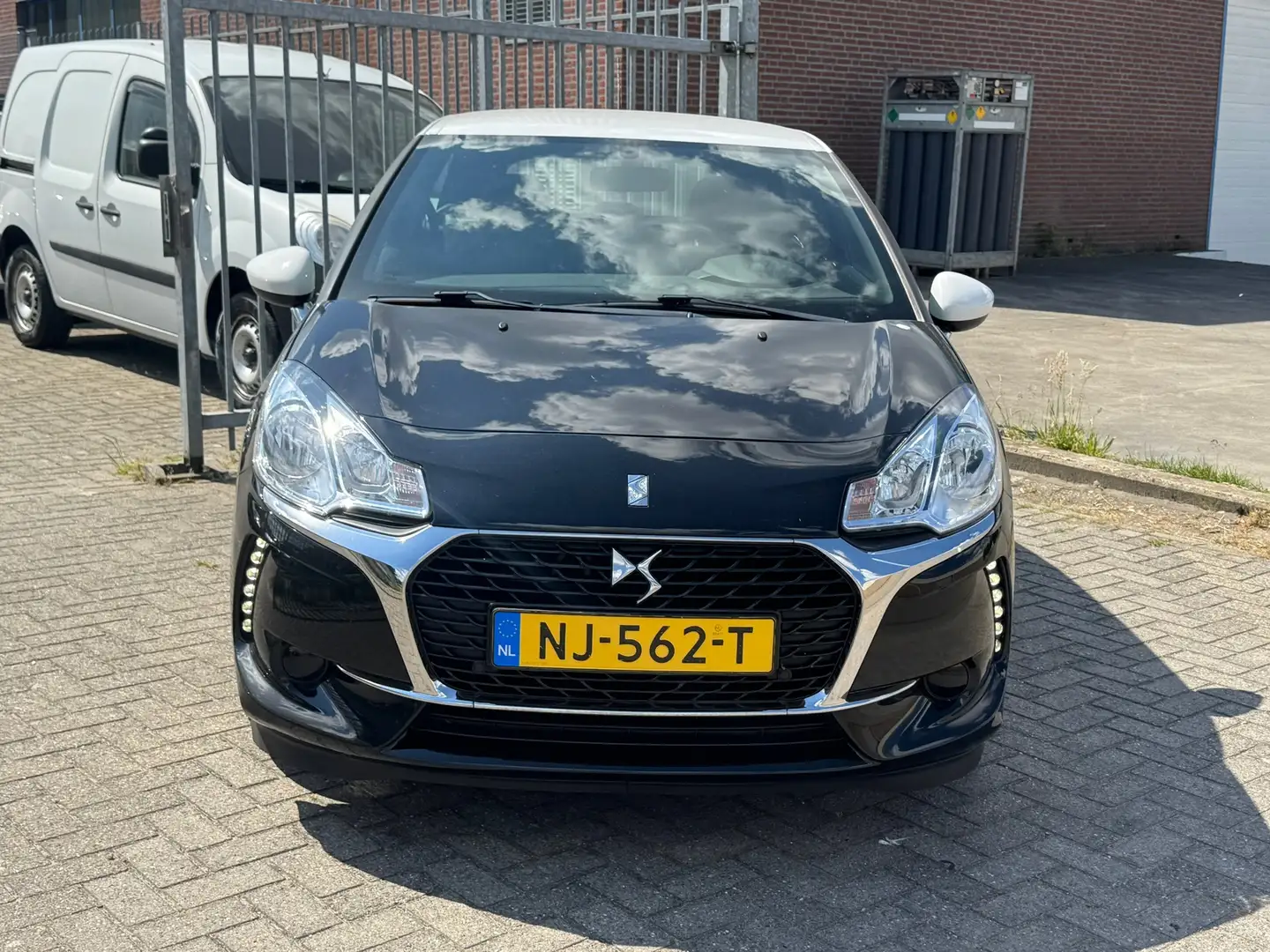 DS Automobiles DS 3 1.2 PureTech Chic 82PK! NL AUTO NAP! 2e eigenaar l Zwart - 2