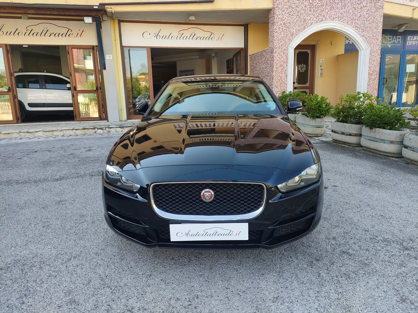 Jaguar XE XE 2.0d Pure awd 180cv auto Noir - 1
