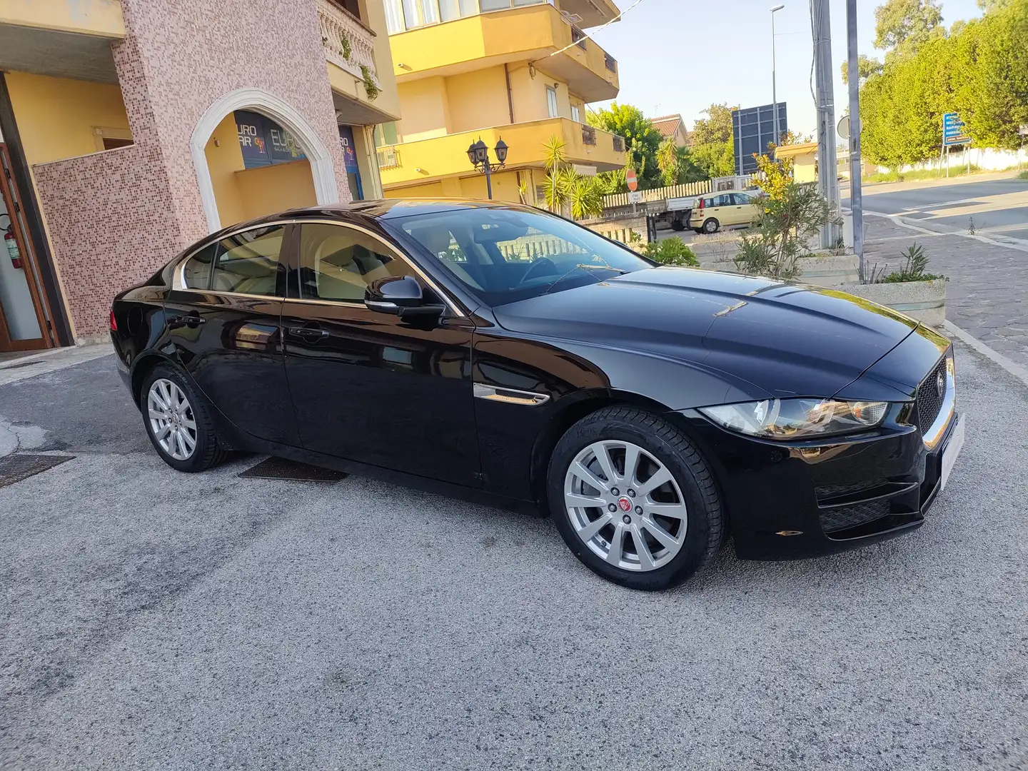 Jaguar XE XE 2.0d Pure awd 180cv auto Noir - 2