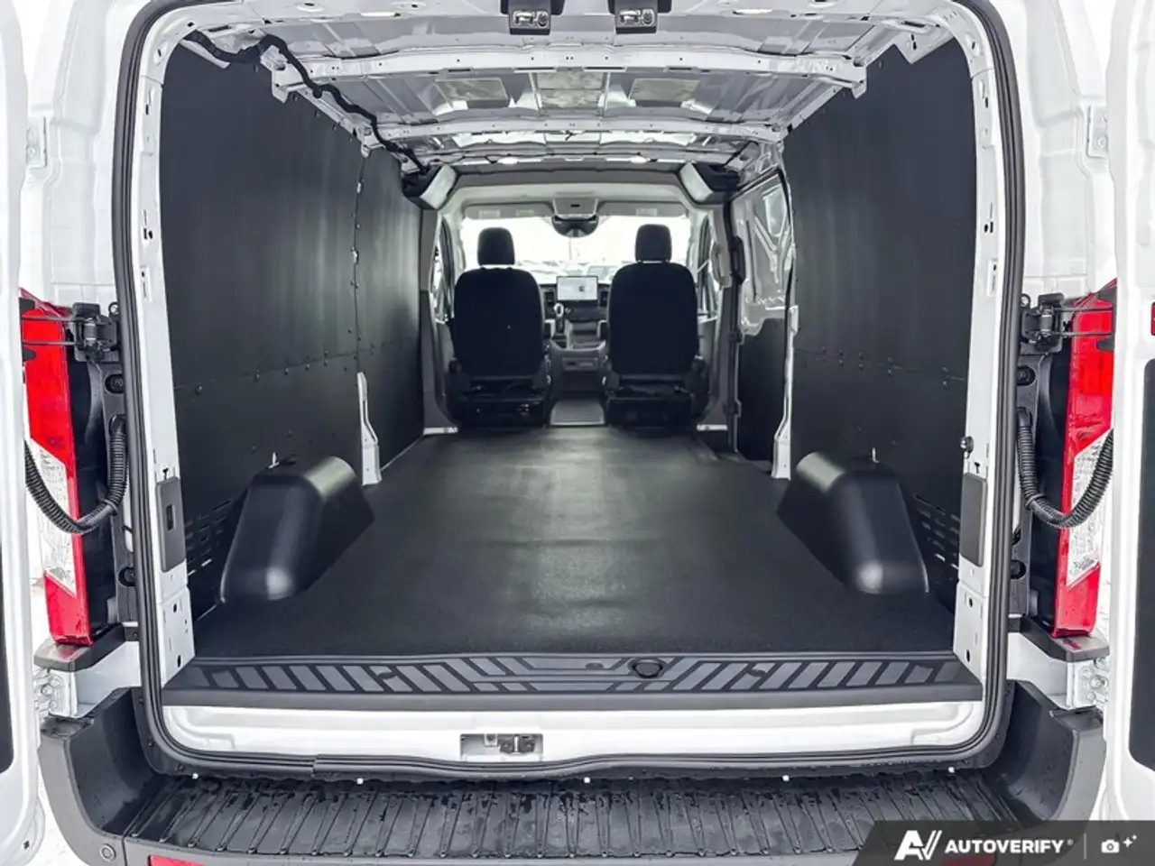 Ford Transit Cargo Van снимка Ford Transit Cargo Van