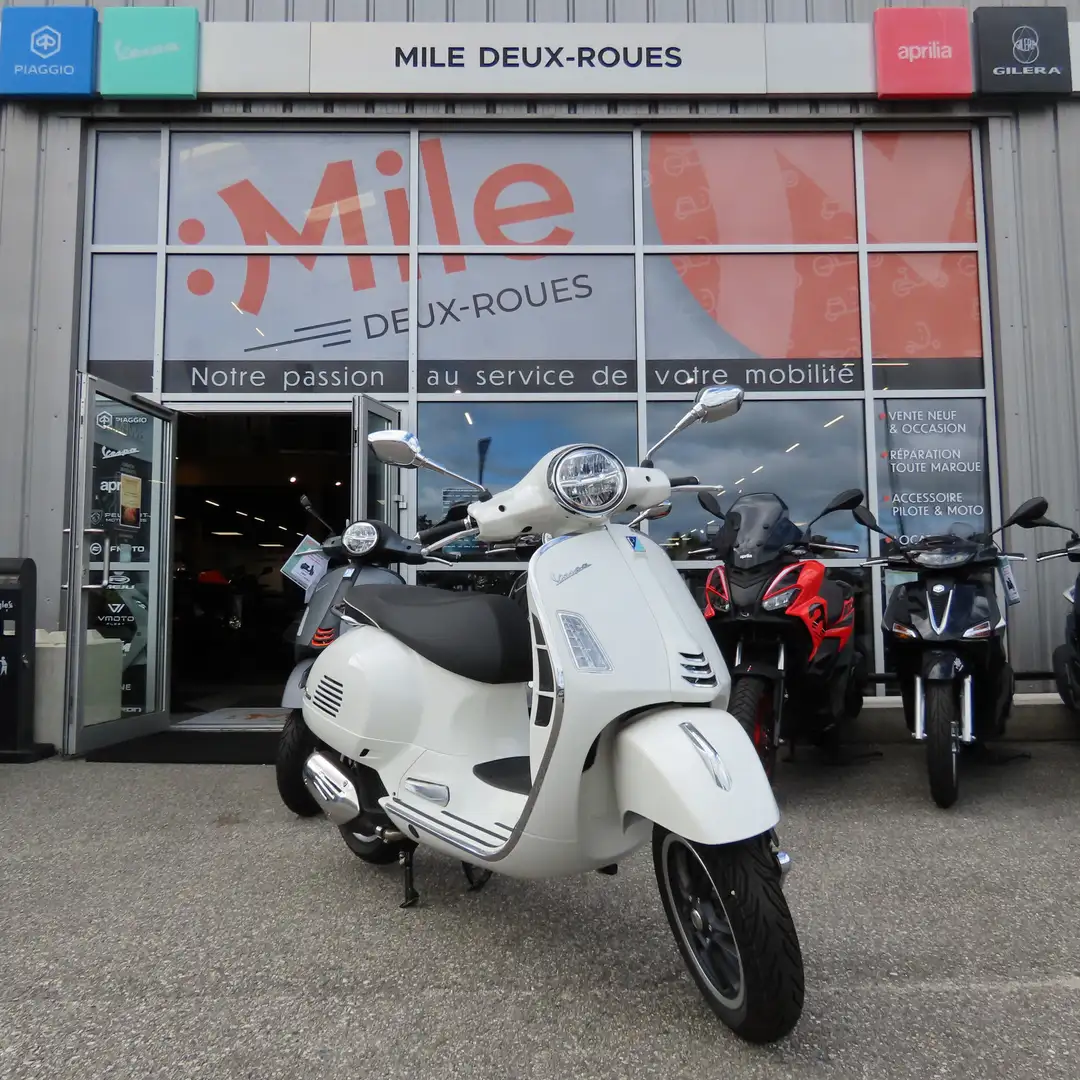 Vespa GTS Super 125 Blanc - 1