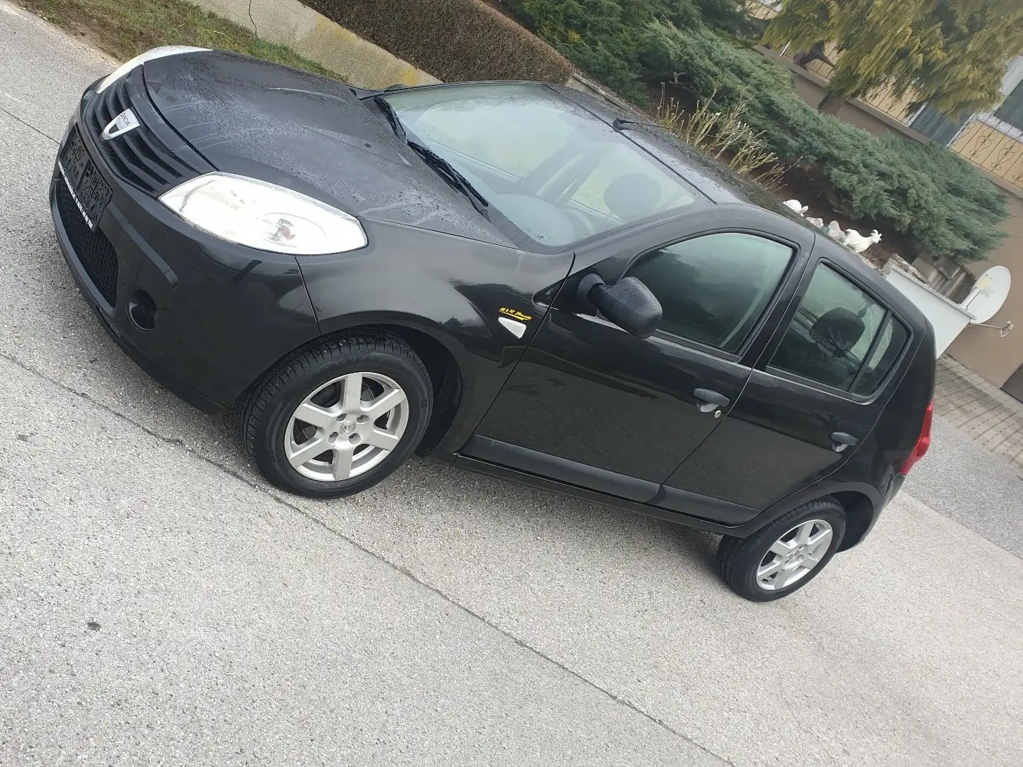 Dacia Sandero Ambiance 1,4 MPI Schwarz - 1