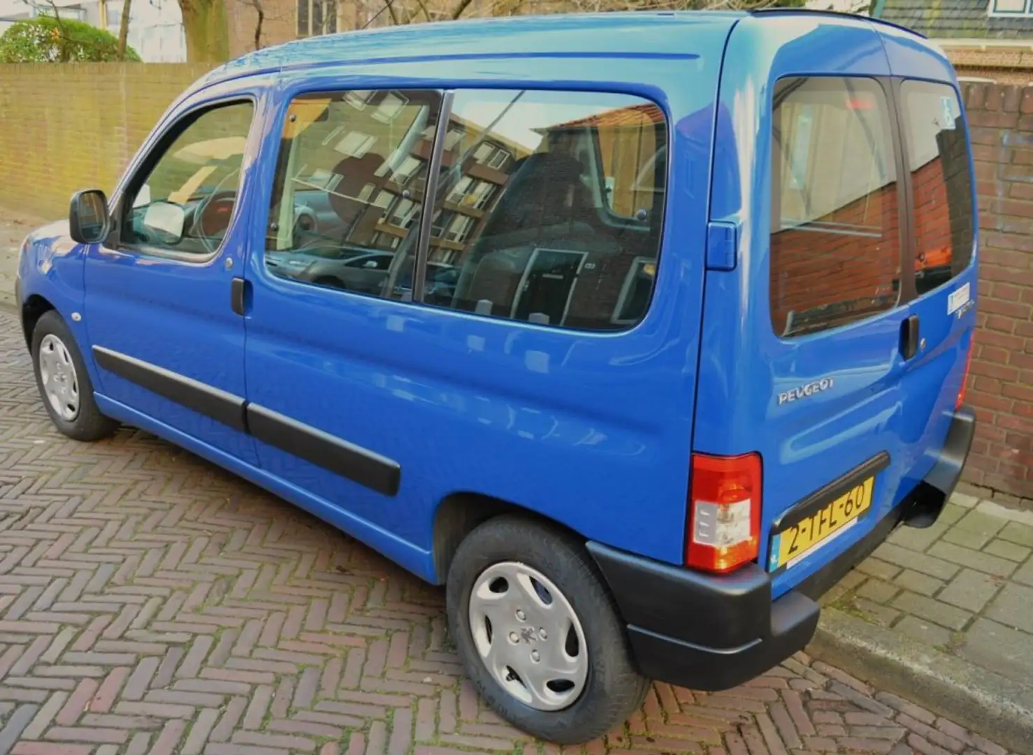 Peugeot Partner ROLSTOELAUTO KNIELSYSTEEM 4+1 PERSOONS LAGE KM- Blauw - 2