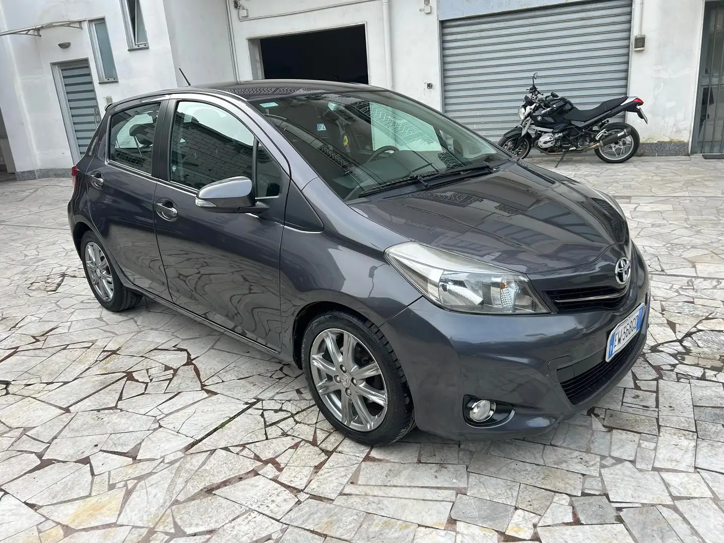 Toyota Yaris Yaris III 2011 5p 1.4 d-4d Lounge s/CL m-mt Grijs - 2