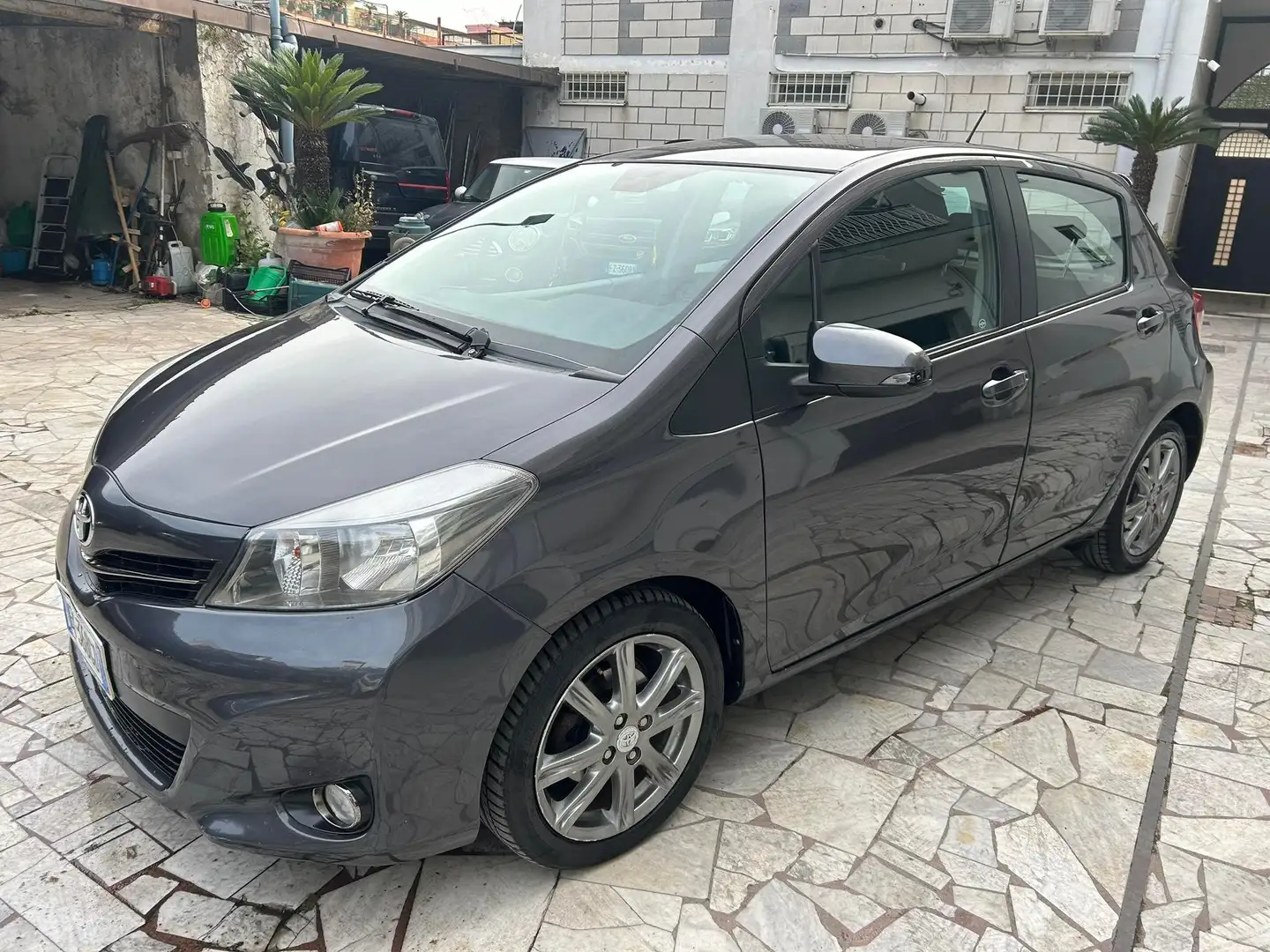Toyota Yaris Yaris III 2011 5p 1.4 d-4d Lounge s/CL m-mt Grijs - 1