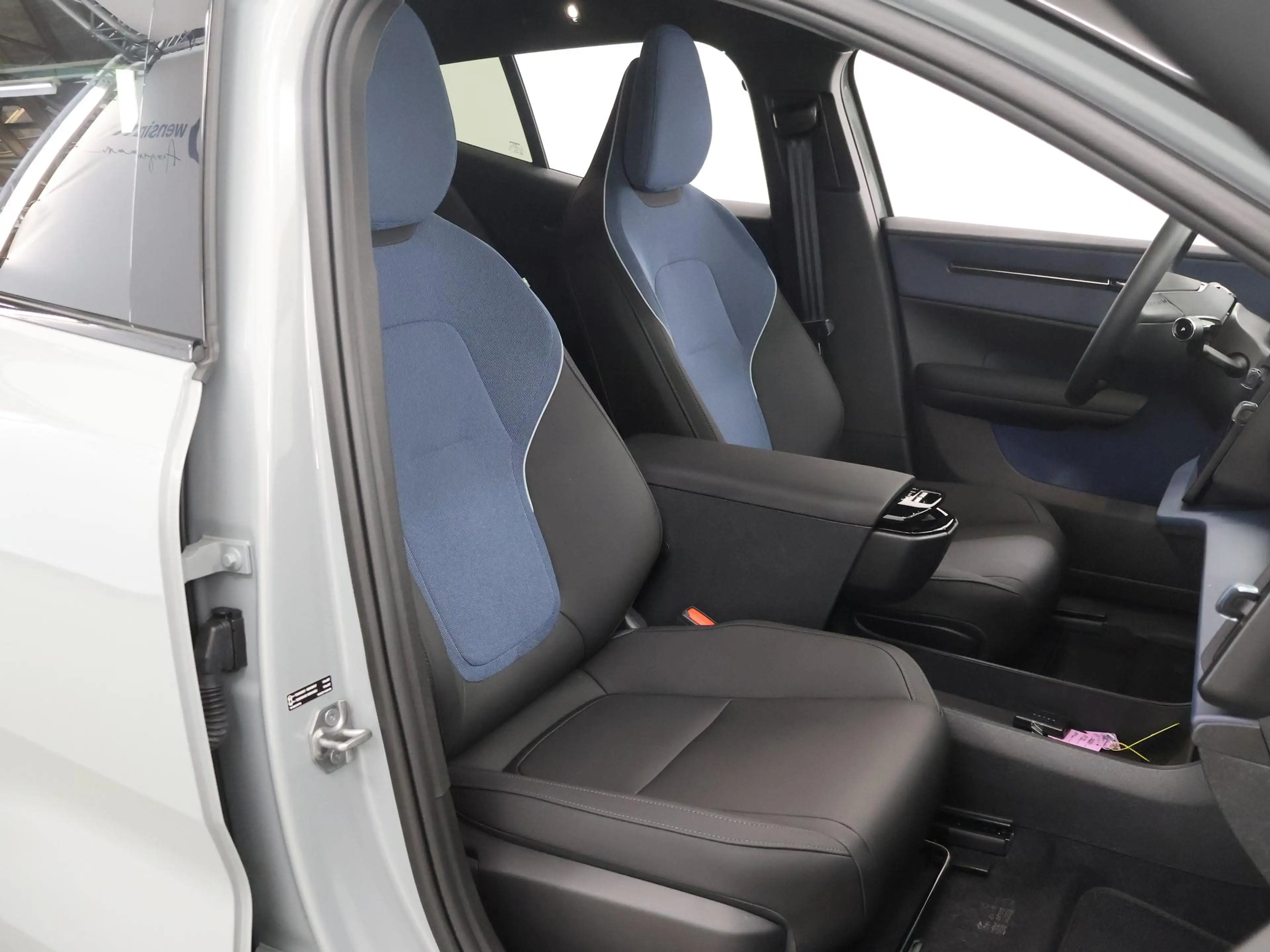 Volvo EX30 Twin Motor Performance Plus 69 kWh | SOH 96% | Nav — photo 10