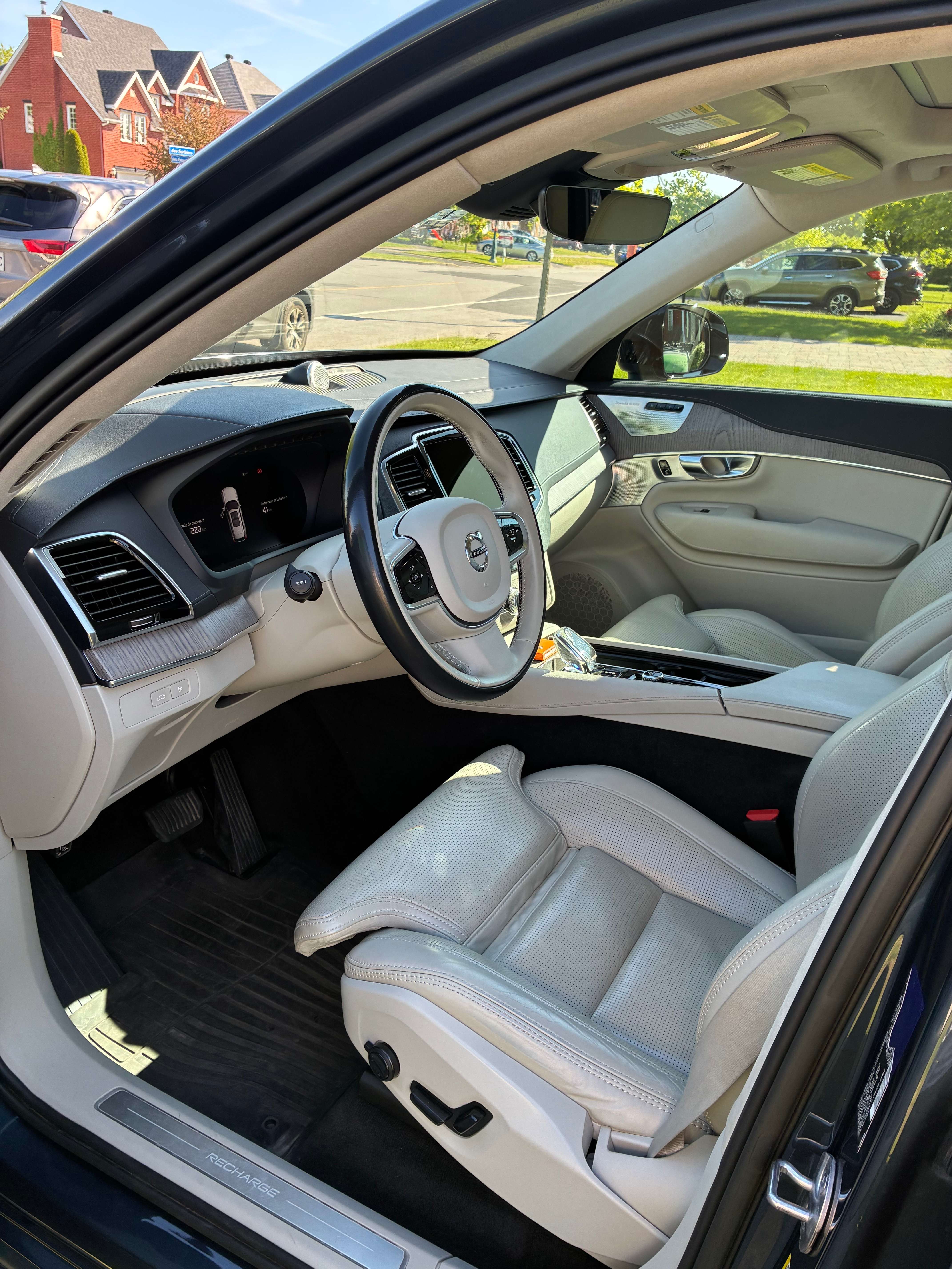2023 Volvo XC90 Ultimate Dark Theme alt 3
