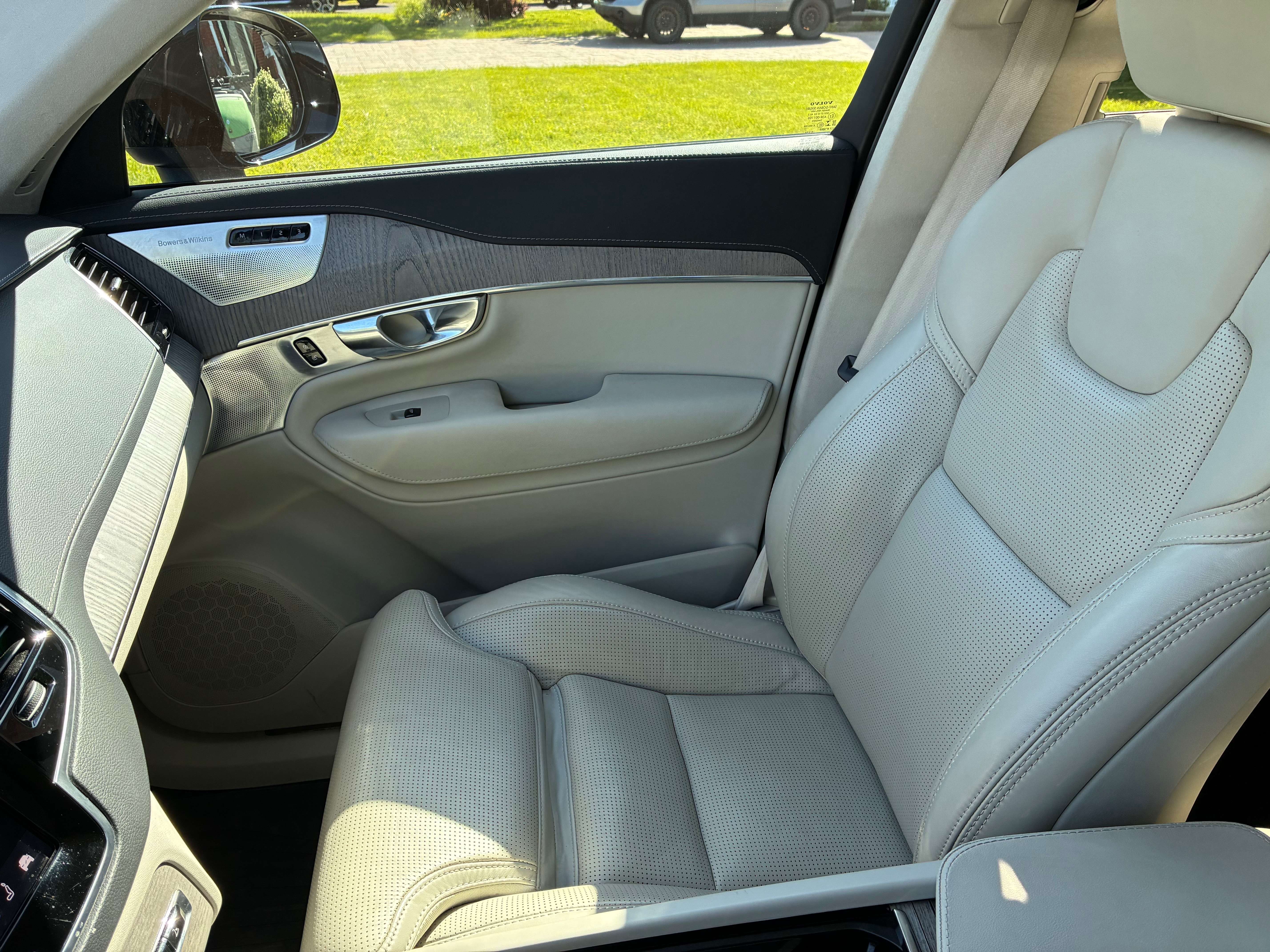 2023 Volvo XC90 Ultimate Dark Theme alt 5