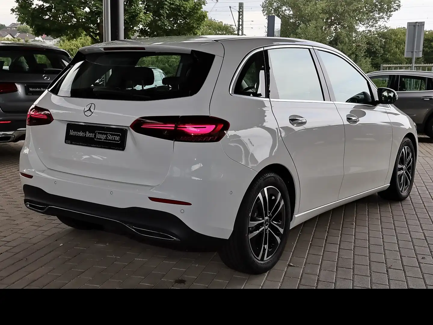 Mercedes-Benz B 180 AHK+DISTRONIC+KAMERA+KEYLESS+CARPLAY+17" Weiß - 2