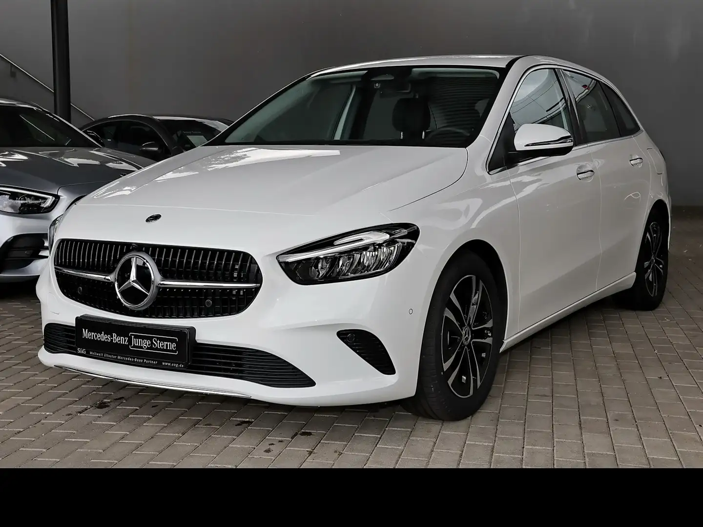 Mercedes-Benz B 180 AHK+DISTRONIC+KAMERA+KEYLESS+CARPLAY+17" Weiß - 1