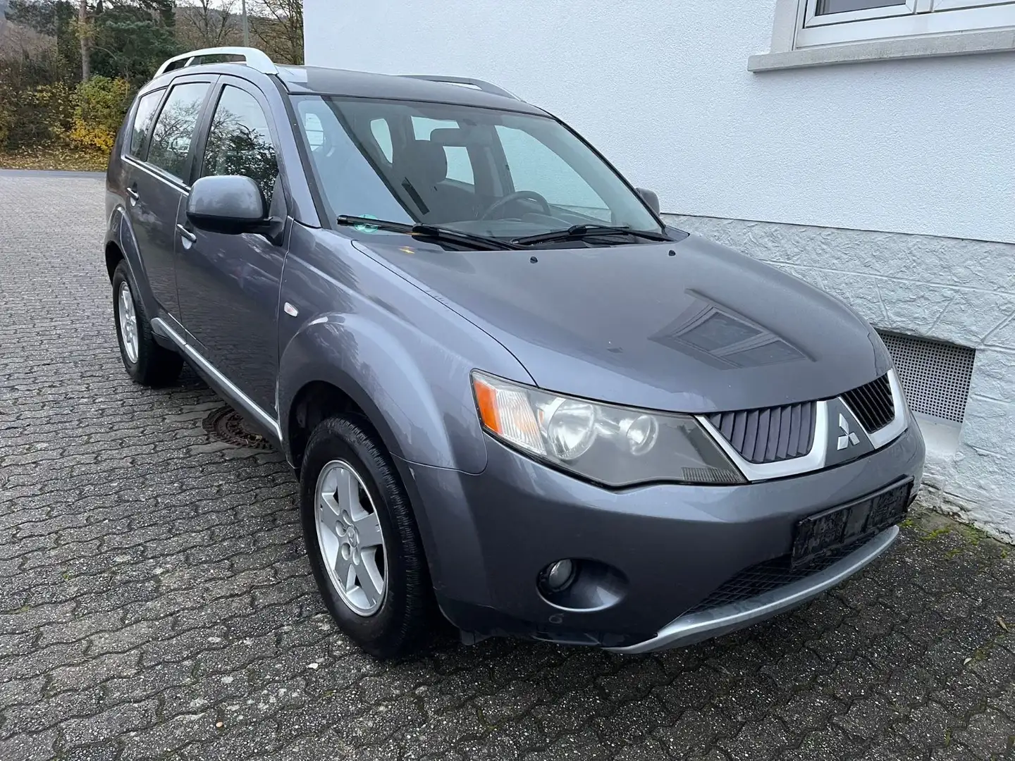 Mitsubishi Outlander 2.0 DI-D Invite ATM 43 Tkm Grau - 1