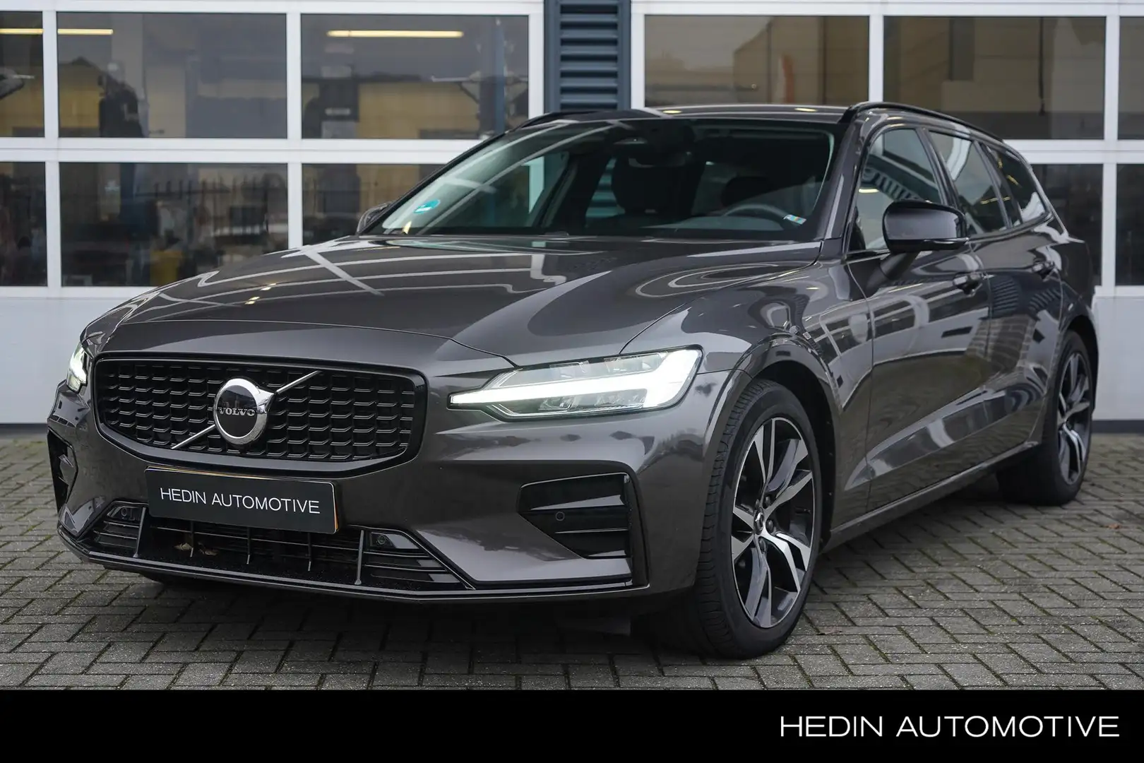 Volvo V60 2.0 B3 Plus Dark Grijs - 1
