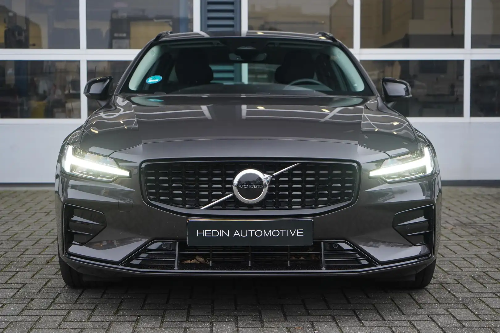 Volvo V60 2.0 B3 Plus Dark Grijs - 2