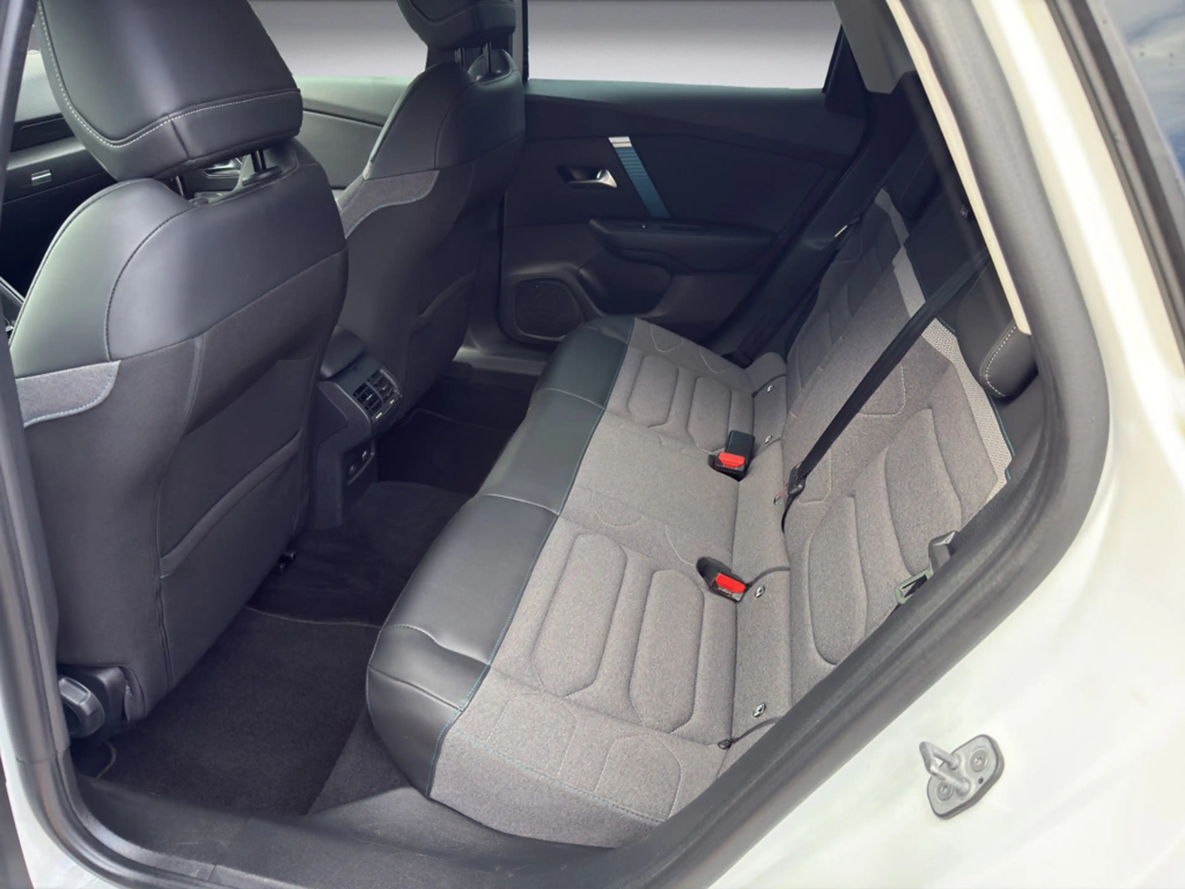 Citroen E-C4 Electric — photo 11
