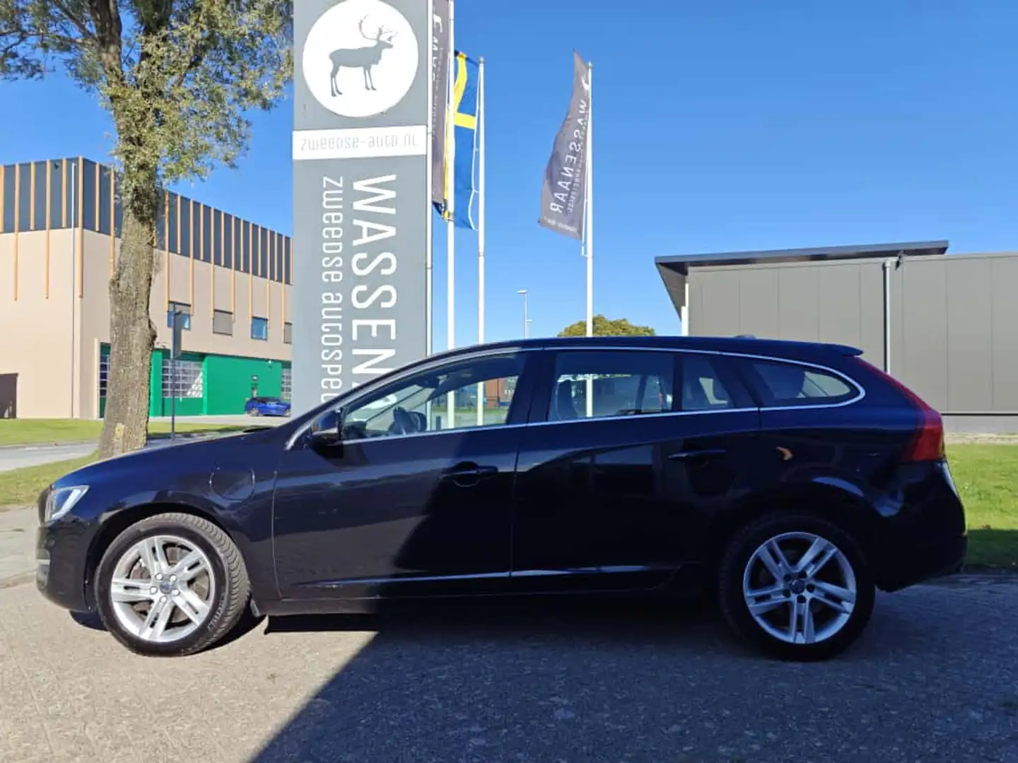 Volvo V60 2.4 D6 AWD Plug-In Hybrid Summum Noir - 2