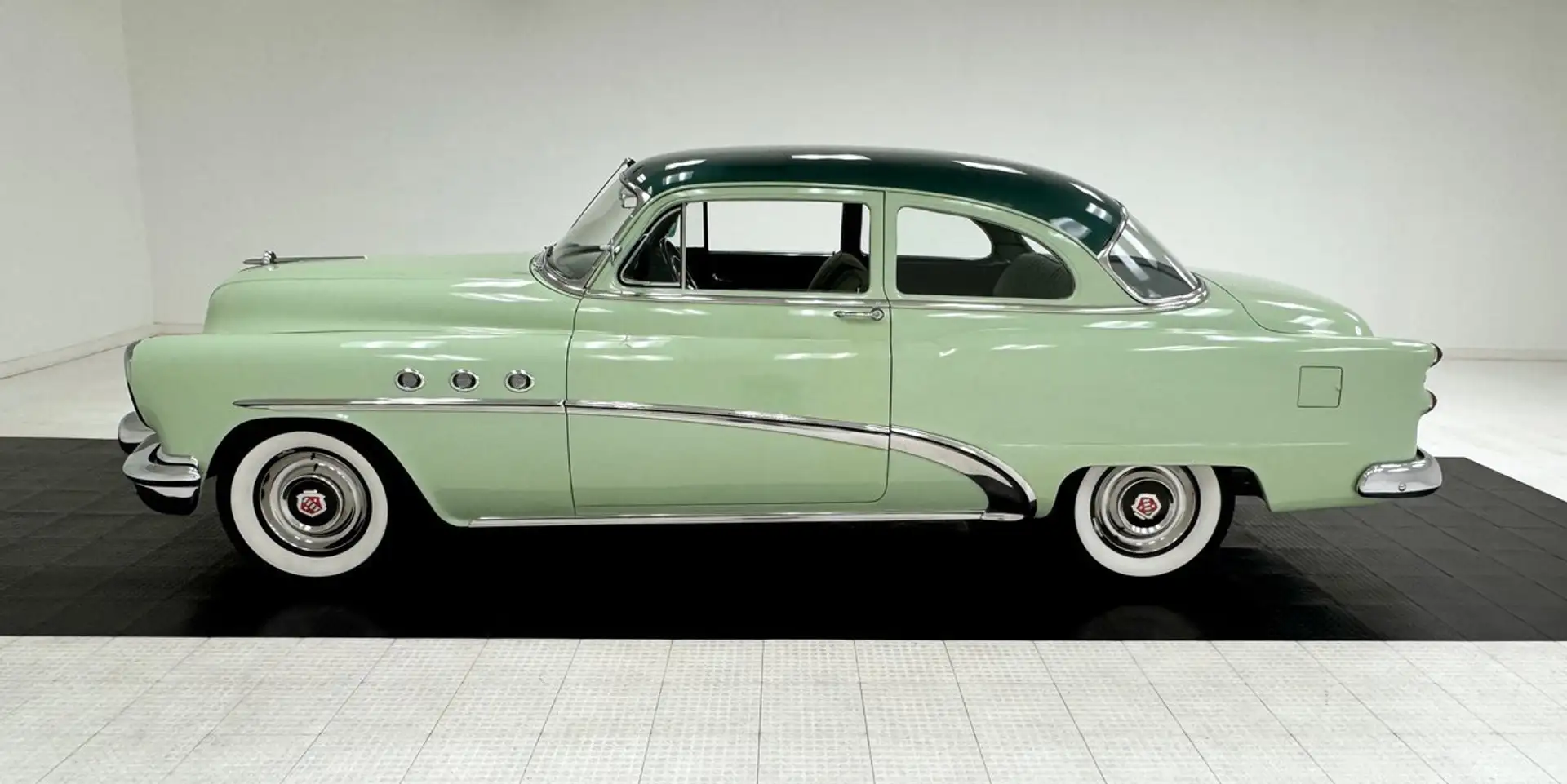 Buick Special Deluxe 2 Door Sedan Grün - 2