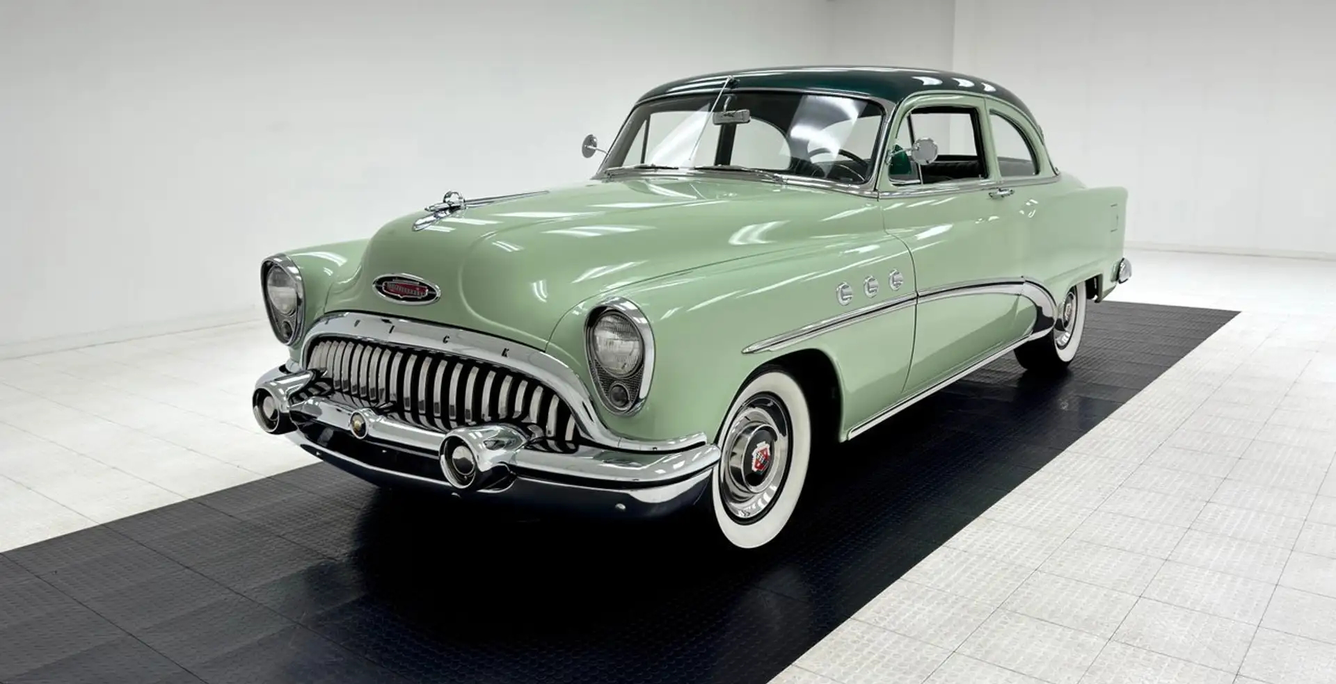 Buick Special Deluxe 2 Door Sedan Grün - 1