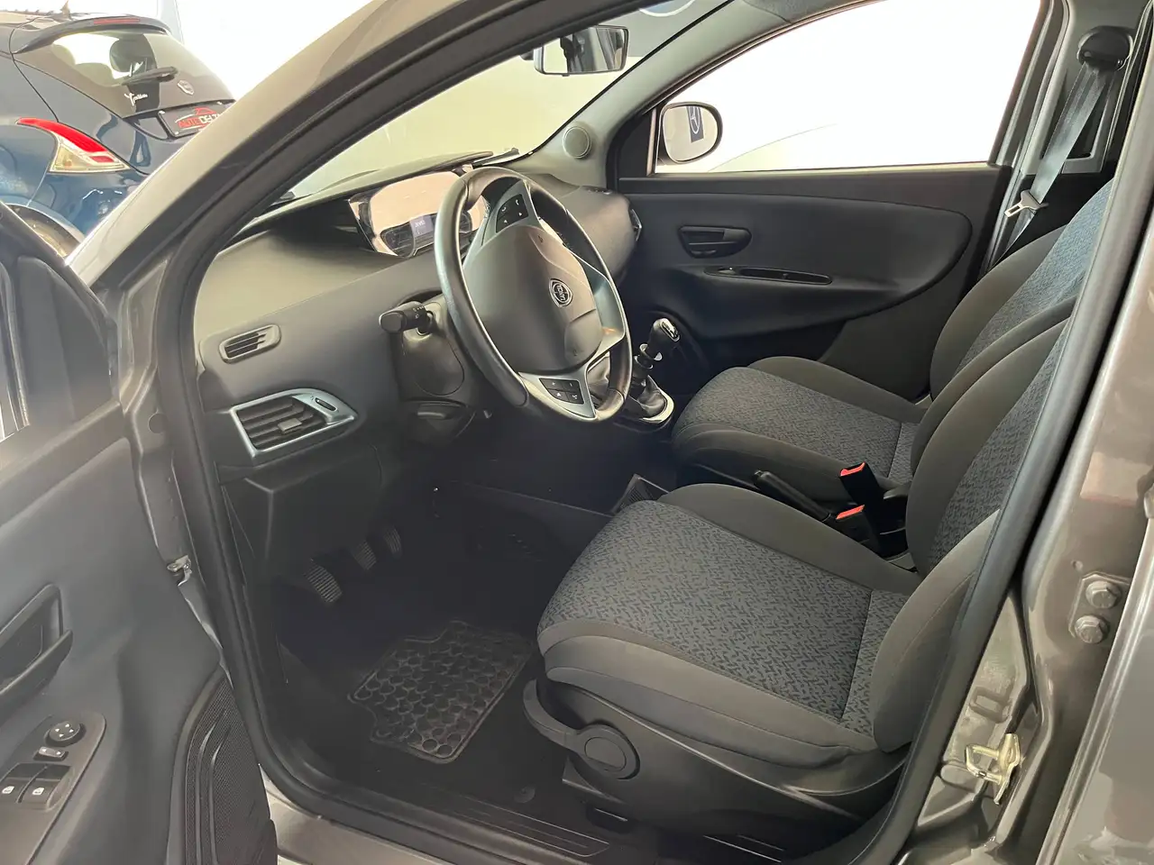 Lancia Ypsilon 2023 — фото 6