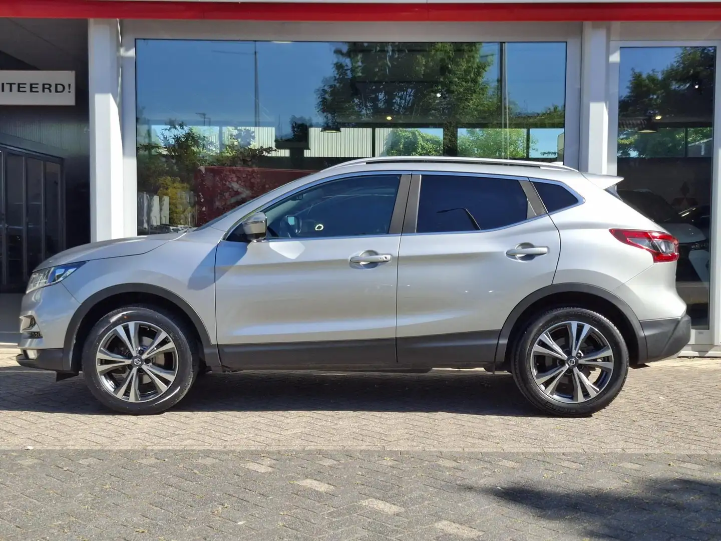 Nissan Qashqai 1.2 DIG-T 115pk N-Connecta | Trekhaak | Panoramada Grijs - 2